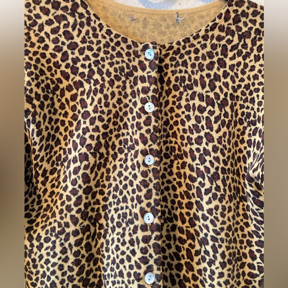Cheetah print cardigan w/Mother of Pearl buttons. cotton blend. Sz sm-med. - Picture 2 of 6